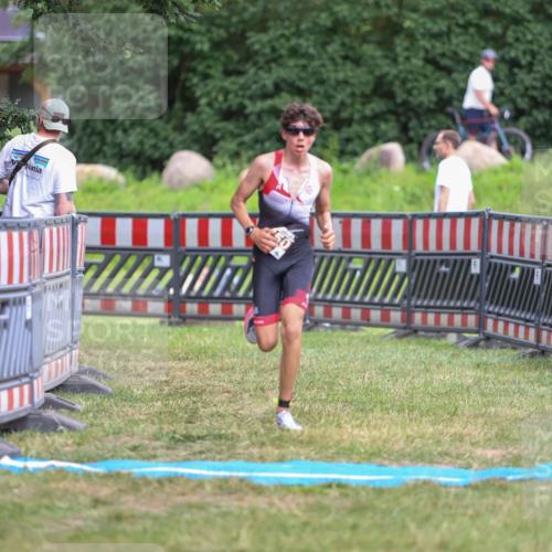 21.06.2026 - 29. Vierlanden-Triathlon Andreas Tolksdorf http://msf.ph/oto/9917079 21.06.2026 15:06:02 Ziel 1250 meine-sportfotos.de