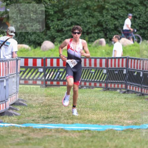 21.06.2026 - 29. Vierlanden-Triathlon Andreas Tolksdorf http://msf.ph/oto/9917081 21.06.2026 15:06:02 Ziel 1250 meine-sportfotos.de