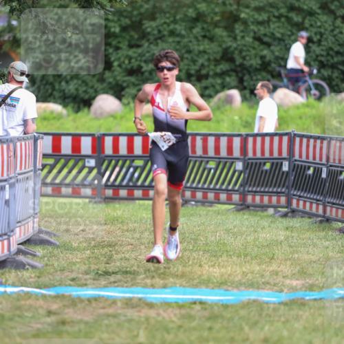 21.06.2026 - 29. Vierlanden-Triathlon Andreas Tolksdorf http://msf.ph/oto/9917083 21.06.2026 15:06:02 Ziel 1250 meine-sportfotos.de
