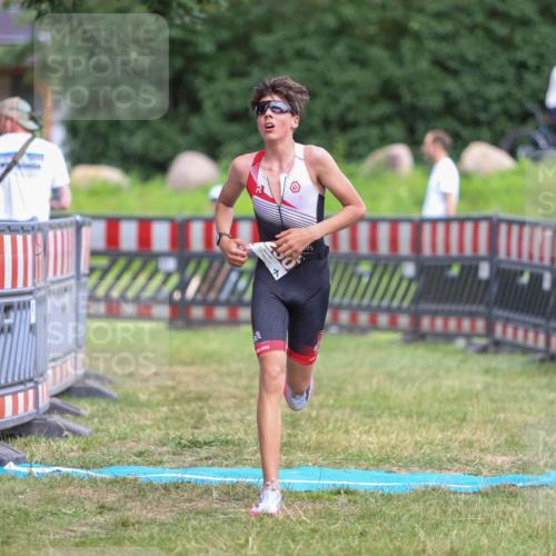 21.06.2026 - 29. Vierlanden-Triathlon Andreas Tolksdorf http://msf.ph/oto/9917084 21.06.2026 15:06:03 Ziel 1250 meine-sportfotos.de