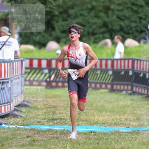 21.06.2026 - 29. Vierlanden-Triathlon Andreas Tolksdorf http://msf.ph/oto/9917085 21.06.2026 15:06:03 Ziel 1250 meine-sportfotos.de