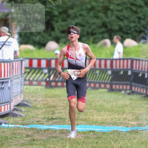 21.06.2026 - 29. Vierlanden-Triathlon Andreas Tolksdorf http://msf.ph/oto/9917086 21.06.2026 15:06:03 Ziel 1250 meine-sportfotos.de