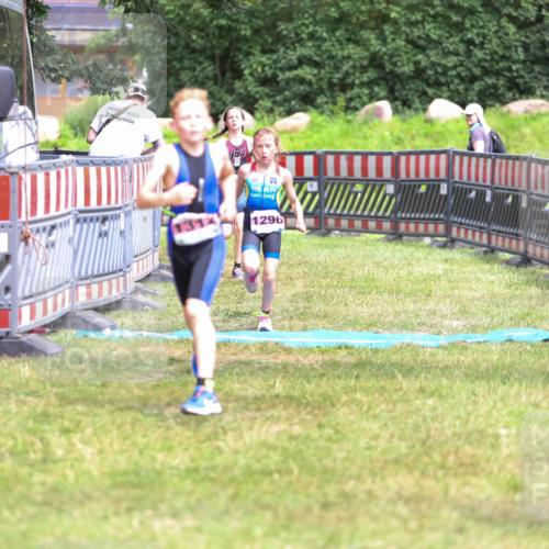 21.06.2026 - 29. Vierlanden-Triathlon Andreas Tolksdorf http://msf.ph/oto/9917135 21.06.2026 15:07:19 Ziel 1296, 1312, 1328 meine-sportfotos.de