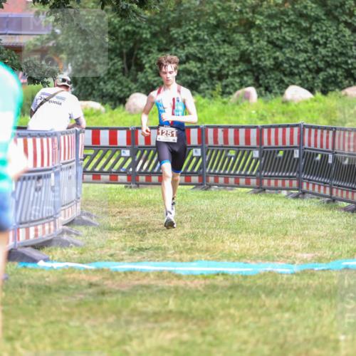 21.06.2026 - 29. Vierlanden-Triathlon Andreas Tolksdorf http://msf.ph/oto/9917148 21.06.2026 15:07:28 Ziel 1251, 1328, 1330 meine-sportfotos.de