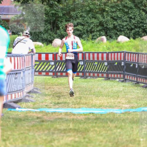 21.06.2026 - 29. Vierlanden-Triathlon Andreas Tolksdorf http://msf.ph/oto/9917149 21.06.2026 15:07:28 Ziel 1251, 1328, 1330 meine-sportfotos.de