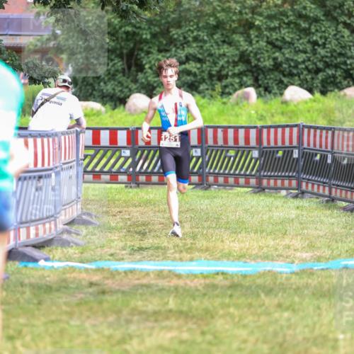 21.06.2026 - 29. Vierlanden-Triathlon Andreas Tolksdorf http://msf.ph/oto/9917150 21.06.2026 15:07:28 Ziel 1251, 1328, 1330 meine-sportfotos.de