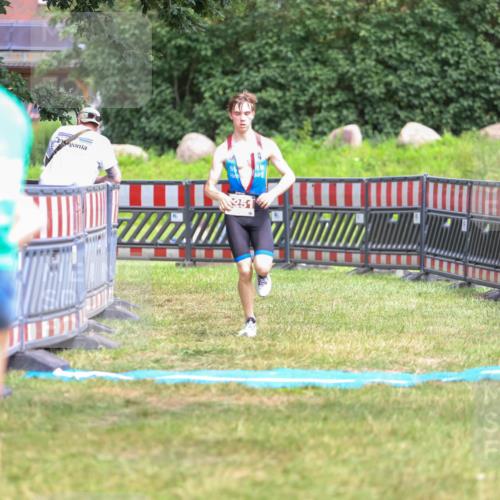 21.06.2026 - 29. Vierlanden-Triathlon Andreas Tolksdorf http://msf.ph/oto/9917152 21.06.2026 15:07:28 Ziel 1251, 1328, 1330 meine-sportfotos.de