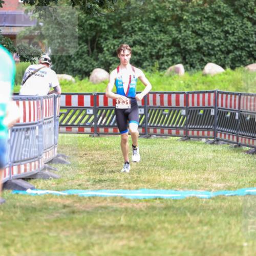 21.06.2026 - 29. Vierlanden-Triathlon Andreas Tolksdorf http://msf.ph/oto/9917153 21.06.2026 15:07:28 Ziel 1251, 1328, 1330 meine-sportfotos.de