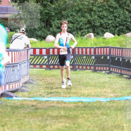 21.06.2026 - 29. Vierlanden-Triathlon Andreas Tolksdorf http://msf.ph/oto/9917154 21.06.2026 15:07:28 Ziel 1251, 1328, 1330 meine-sportfotos.de