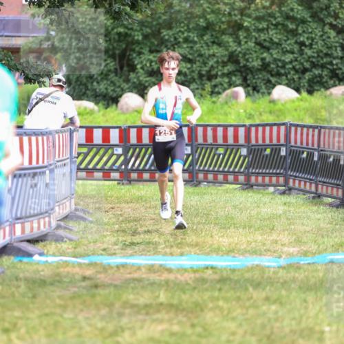 21.06.2026 - 29. Vierlanden-Triathlon Andreas Tolksdorf http://msf.ph/oto/9917155 21.06.2026 15:07:28 Ziel 1251, 1328, 1330 meine-sportfotos.de