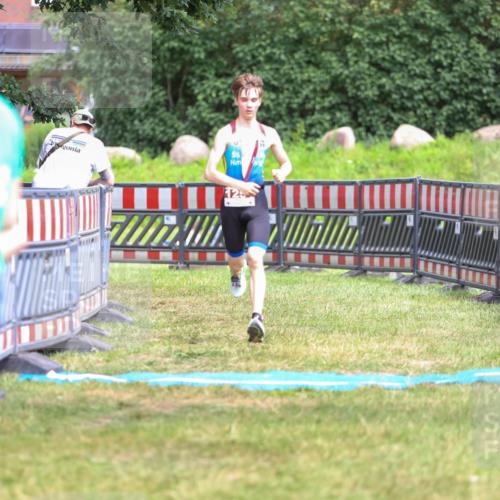 21.06.2026 - 29. Vierlanden-Triathlon Andreas Tolksdorf http://msf.ph/oto/9917156 21.06.2026 15:07:28 Ziel 1251, 1328, 1330 meine-sportfotos.de