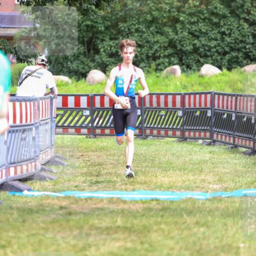 21.06.2026 - 29. Vierlanden-Triathlon Andreas Tolksdorf http://msf.ph/oto/9917157 21.06.2026 15:07:28 Ziel 1251, 1328, 1330 meine-sportfotos.de