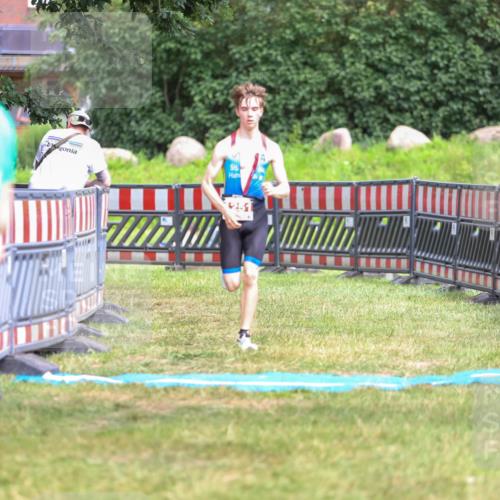 21.06.2026 - 29. Vierlanden-Triathlon Andreas Tolksdorf http://msf.ph/oto/9917158 21.06.2026 15:07:28 Ziel 1251, 1328, 1330 meine-sportfotos.de