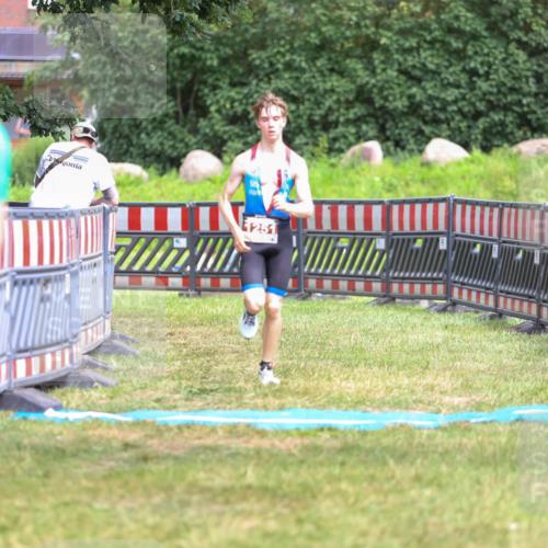 21.06.2026 - 29. Vierlanden-Triathlon Andreas Tolksdorf http://msf.ph/oto/9917159 21.06.2026 15:07:28 Ziel 1251, 1328, 1330 meine-sportfotos.de