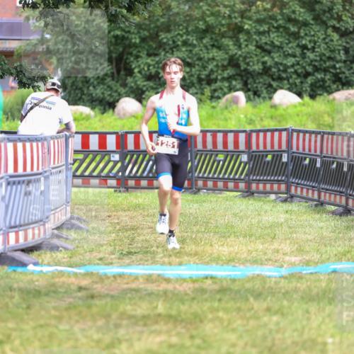 21.06.2026 - 29. Vierlanden-Triathlon Andreas Tolksdorf http://msf.ph/oto/9917160 21.06.2026 15:07:28 Ziel 1251, 1328, 1330 meine-sportfotos.de