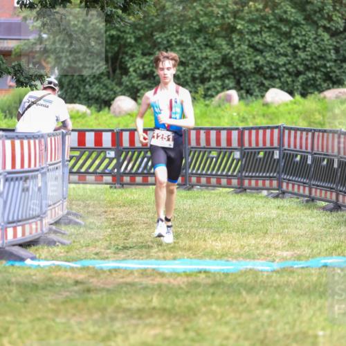 21.06.2026 - 29. Vierlanden-Triathlon Andreas Tolksdorf http://msf.ph/oto/9917161 21.06.2026 15:07:28 Ziel 1251, 1328, 1330 meine-sportfotos.de