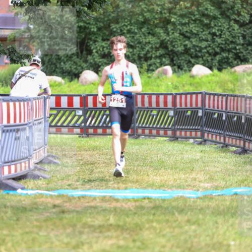 21.06.2026 - 29. Vierlanden-Triathlon Andreas Tolksdorf http://msf.ph/oto/9917162 21.06.2026 15:07:28 Ziel 1251, 1328, 1330 meine-sportfotos.de