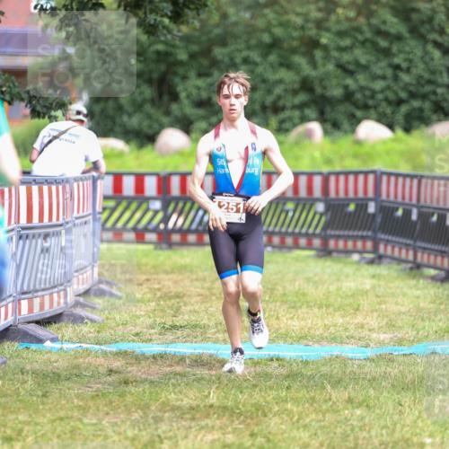 21.06.2026 - 29. Vierlanden-Triathlon Andreas Tolksdorf http://msf.ph/oto/9917163 21.06.2026 15:07:29 Ziel 1251, 1330 meine-sportfotos.de