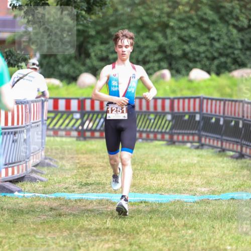 21.06.2026 - 29. Vierlanden-Triathlon Andreas Tolksdorf http://msf.ph/oto/9917167 21.06.2026 15:07:29 Ziel 1251, 1330 meine-sportfotos.de