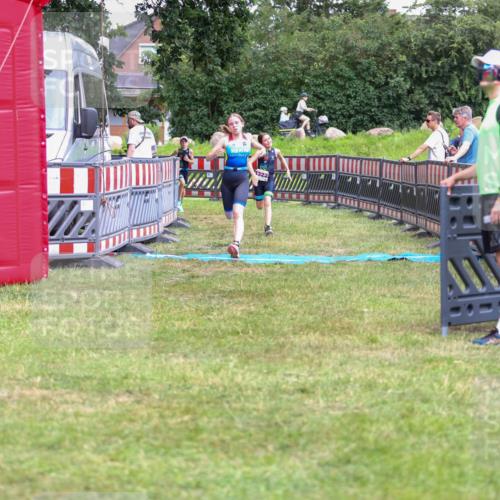 21.06.2026 - 29. Vierlanden-Triathlon Andreas Tolksdorf http://msf.ph/oto/9917309 21.06.2026 15:09:49 Ziel 1293, 1319, 1322 meine-sportfotos.de