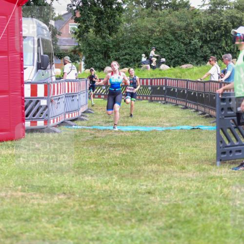 21.06.2026 - 29. Vierlanden-Triathlon Andreas Tolksdorf http://msf.ph/oto/9917311 21.06.2026 15:09:49 Ziel 1293, 1319, 1322 meine-sportfotos.de
