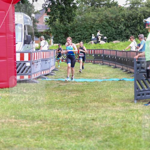 21.06.2026 - 29. Vierlanden-Triathlon Andreas Tolksdorf http://msf.ph/oto/9917314 21.06.2026 15:09:49 Ziel 1293, 1319, 1322 meine-sportfotos.de