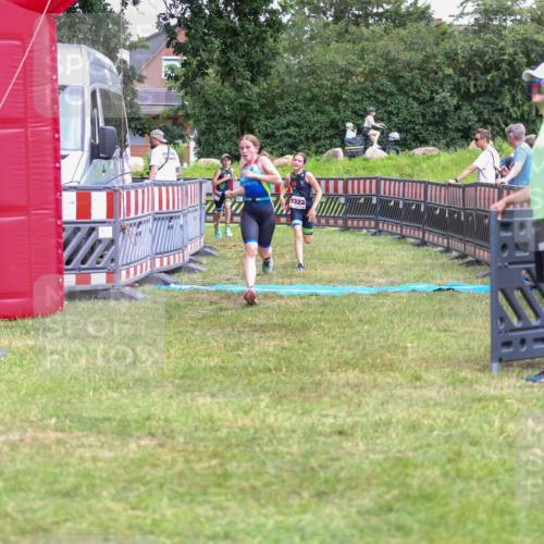 21.06.2026 - 29. Vierlanden-Triathlon Andreas Tolksdorf http://msf.ph/oto/9917316 21.06.2026 15:09:49 Ziel 1293, 1319, 1322 meine-sportfotos.de
