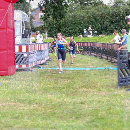 21.06.2026 - 29. Vierlanden-Triathlon Andreas Tolksdorf http://msf.ph/oto/9917317 21.06.2026 15:09:49 Ziel 1293, 1319, 1322 meine-sportfotos.de