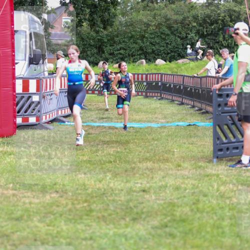 21.06.2026 - 29. Vierlanden-Triathlon Andreas Tolksdorf http://msf.ph/oto/9917319 21.06.2026 15:09:50 Ziel 1293, 1319, 1322 meine-sportfotos.de