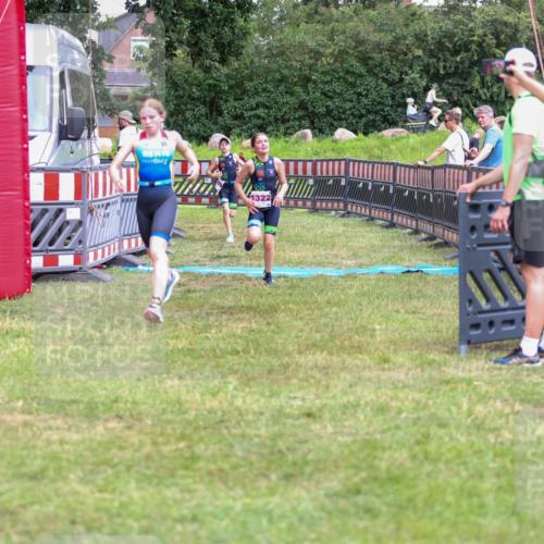 21.06.2026 - 29. Vierlanden-Triathlon Andreas Tolksdorf http://msf.ph/oto/9917320 21.06.2026 15:09:50 Ziel 1293, 1319, 1322 meine-sportfotos.de