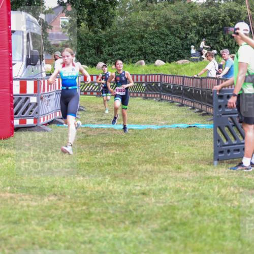 21.06.2026 - 29. Vierlanden-Triathlon Andreas Tolksdorf http://msf.ph/oto/9917321 21.06.2026 15:09:50 Ziel 1293, 1319, 1322 meine-sportfotos.de