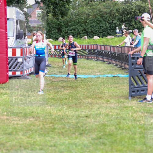 21.06.2026 - 29. Vierlanden-Triathlon Andreas Tolksdorf http://msf.ph/oto/9917322 21.06.2026 15:09:50 Ziel 1293, 1319, 1322 meine-sportfotos.de