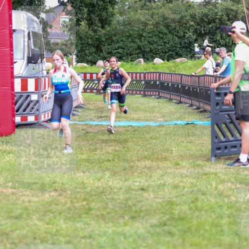 21.06.2026 - 29. Vierlanden-Triathlon Andreas Tolksdorf http://msf.ph/oto/9917324 21.06.2026 15:09:50 Ziel 1293, 1319, 1322 meine-sportfotos.de