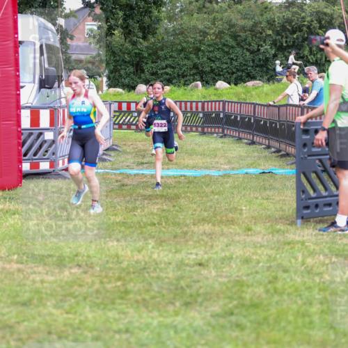 21.06.2026 - 29. Vierlanden-Triathlon Andreas Tolksdorf http://msf.ph/oto/9917325 21.06.2026 15:09:50 Ziel 1293, 1319, 1322 meine-sportfotos.de