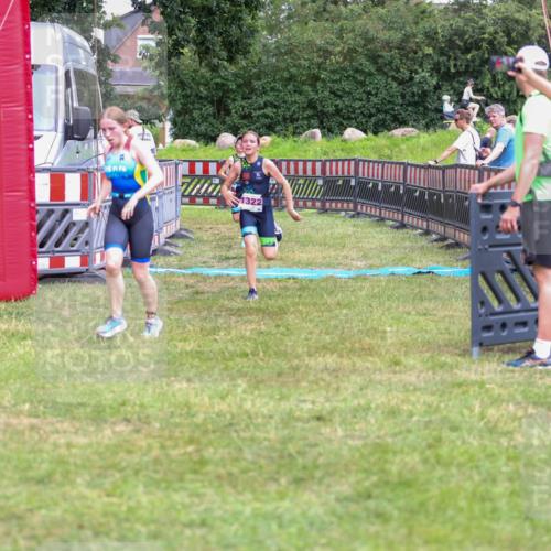 21.06.2026 - 29. Vierlanden-Triathlon Andreas Tolksdorf http://msf.ph/oto/9917326 21.06.2026 15:09:50 Ziel 1293, 1319, 1322 meine-sportfotos.de