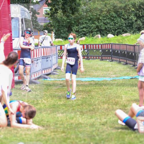 21.06.2026 - 29. Vierlanden-Triathlon Andreas Tolksdorf http://msf.ph/oto/9917468 21.06.2026 15:11:28 Ziel 1275, 1317, 1332 meine-sportfotos.de