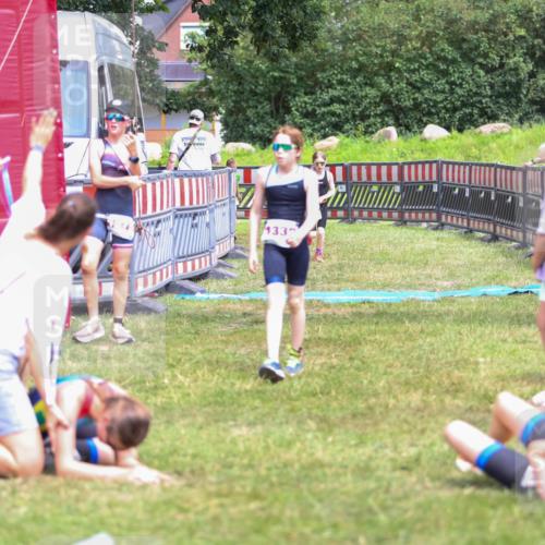 21.06.2026 - 29. Vierlanden-Triathlon Andreas Tolksdorf http://msf.ph/oto/9917473 21.06.2026 15:11:29 Ziel 1275, 1317, 1332 meine-sportfotos.de