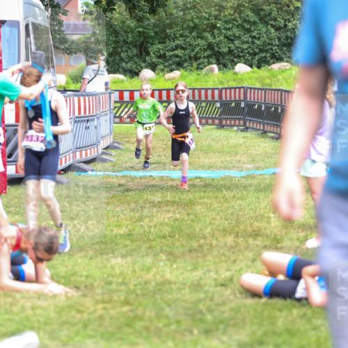 21.06.2026 - 29. Vierlanden-Triathlon Andreas Tolksdorf http://msf.ph/oto/9917480 21.06.2026 15:11:31 Ziel 1275, 1317, 1332 meine-sportfotos.de