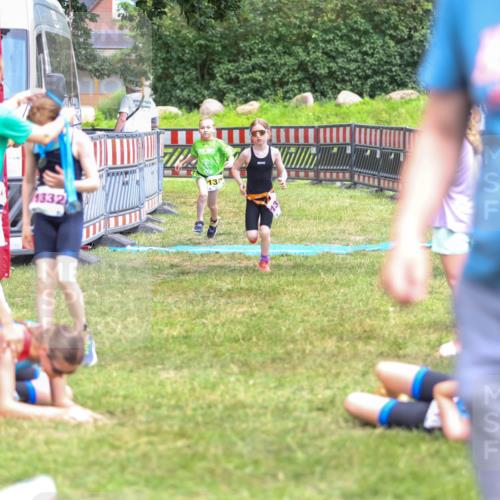 21.06.2026 - 29. Vierlanden-Triathlon Andreas Tolksdorf http://msf.ph/oto/9917481 21.06.2026 15:11:31 Ziel 1275, 1317, 1332 meine-sportfotos.de