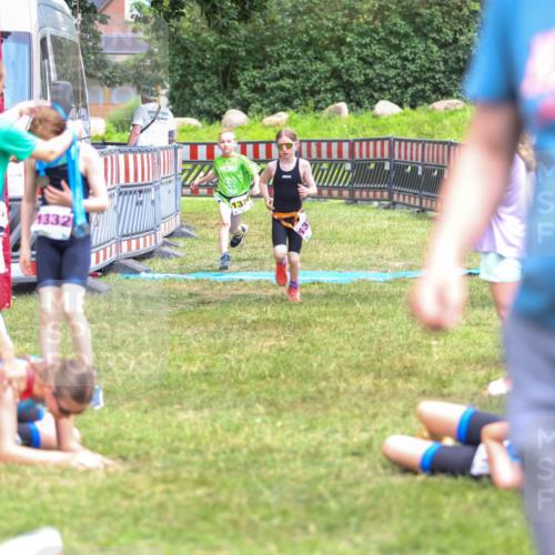 21.06.2026 - 29. Vierlanden-Triathlon Andreas Tolksdorf http://msf.ph/oto/9917482 21.06.2026 15:11:31 Ziel 1275, 1317, 1332 meine-sportfotos.de