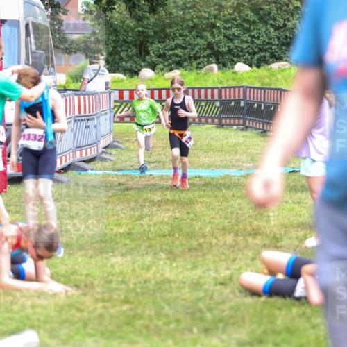 21.06.2026 - 29. Vierlanden-Triathlon Andreas Tolksdorf http://msf.ph/oto/9917483 21.06.2026 15:11:31 Ziel 1275, 1317, 1332 meine-sportfotos.de