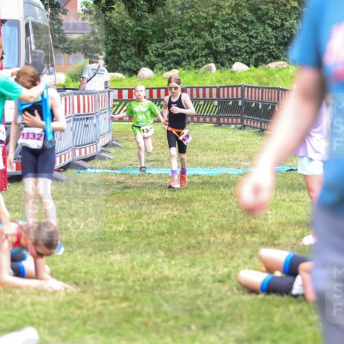 21.06.2026 - 29. Vierlanden-Triathlon Andreas Tolksdorf http://msf.ph/oto/9917484 21.06.2026 15:11:31 Ziel 1275, 1317, 1332 meine-sportfotos.de