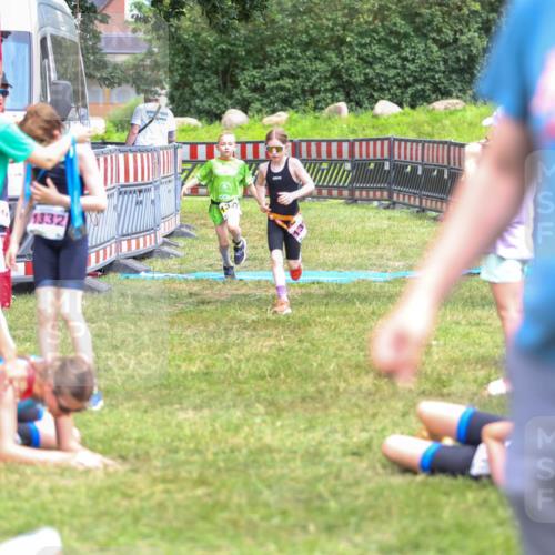 21.06.2026 - 29. Vierlanden-Triathlon Andreas Tolksdorf http://msf.ph/oto/9917486 21.06.2026 15:11:31 Ziel 1275, 1317, 1332 meine-sportfotos.de