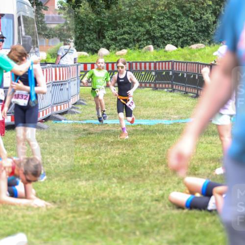 21.06.2026 - 29. Vierlanden-Triathlon Andreas Tolksdorf http://msf.ph/oto/9917487 21.06.2026 15:11:31 Ziel 1275, 1317, 1332 meine-sportfotos.de