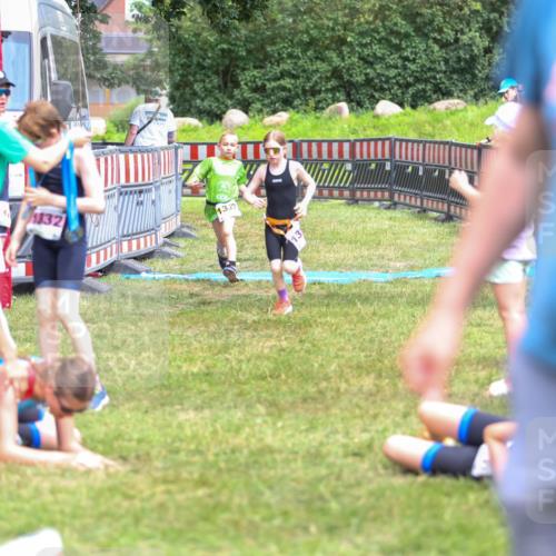 21.06.2026 - 29. Vierlanden-Triathlon Andreas Tolksdorf http://msf.ph/oto/9917488 21.06.2026 15:11:31 Ziel 1275, 1317, 1332 meine-sportfotos.de