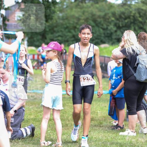 21.06.2026 - 29. Vierlanden-Triathlon Andreas Tolksdorf http://msf.ph/oto/9917581 21.06.2026 15:13:35 Ziel 1261, 1306, 1310 meine-sportfotos.de