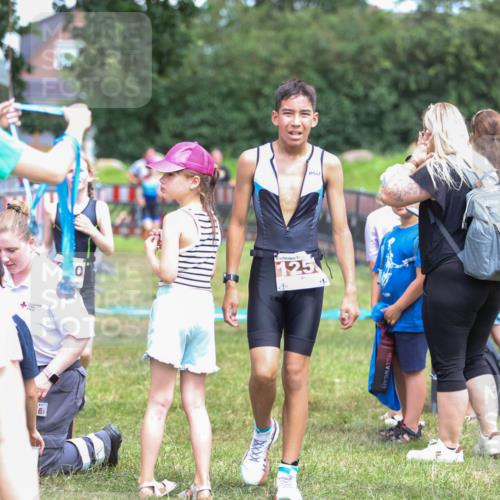 21.06.2026 - 29. Vierlanden-Triathlon Andreas Tolksdorf http://msf.ph/oto/9917582 21.06.2026 15:13:35 Ziel 1261, 1306, 1310 meine-sportfotos.de
