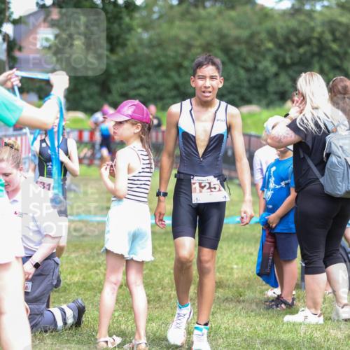 21.06.2026 - 29. Vierlanden-Triathlon Andreas Tolksdorf http://msf.ph/oto/9917583 21.06.2026 15:13:35 Ziel 1261, 1306, 1310 meine-sportfotos.de