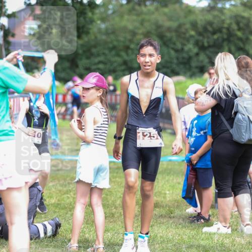 21.06.2026 - 29. Vierlanden-Triathlon Andreas Tolksdorf http://msf.ph/oto/9917585 21.06.2026 15:13:35 Ziel 1261, 1306, 1310 meine-sportfotos.de