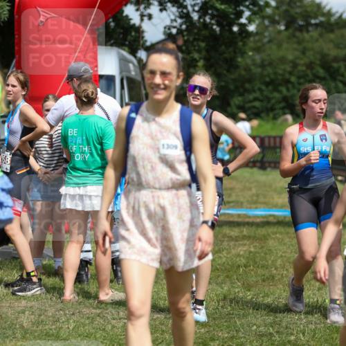 21.06.2026 - 29. Vierlanden-Triathlon Andreas Tolksdorf http://msf.ph/oto/9917794 21.06.2026 15:15:35 Ziel 1294, 1336, 1351 meine-sportfotos.de